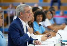 Presidente Abinader insta a estudiantes a prepararse