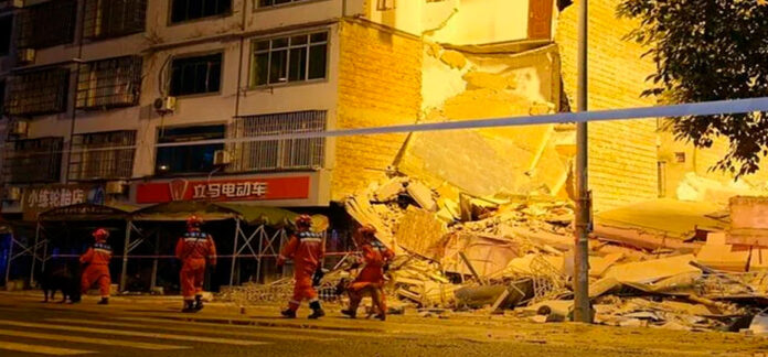 Un terremoto de magnitud 5,2 sacudió el lunes la región de Guangxi, en el sur de China, causando la muerte de dos personas, la caída de edificios y la evacuación de miles de habitantes, informó la prensa estatal.