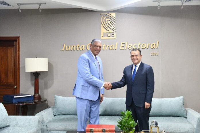  El cónsul dominicano en Nueva York, Jesús “Chu” Vásquez, informó que gestionará ante el Departamento de Estado de Estados Unidos el permiso correspondiente para abrir nuevas oficinas de la Junta Central Electoral (JCE) en distintos condados de Nueva York, entre ellos Brooklyn, Queens, El Bronx y Manhattan.
