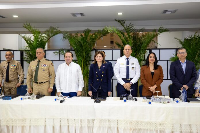 La vicepresidenta de la República, Raquel Peña, se encuentra presidiendo en estos momentos la reunión de seguimiento al Plan de Seguridad Ciudadana, con el objetivo de fortalecer las estrategias implementadas en todo el territorio nacional para garantizar mayor protección y tranquilidad a la población.
